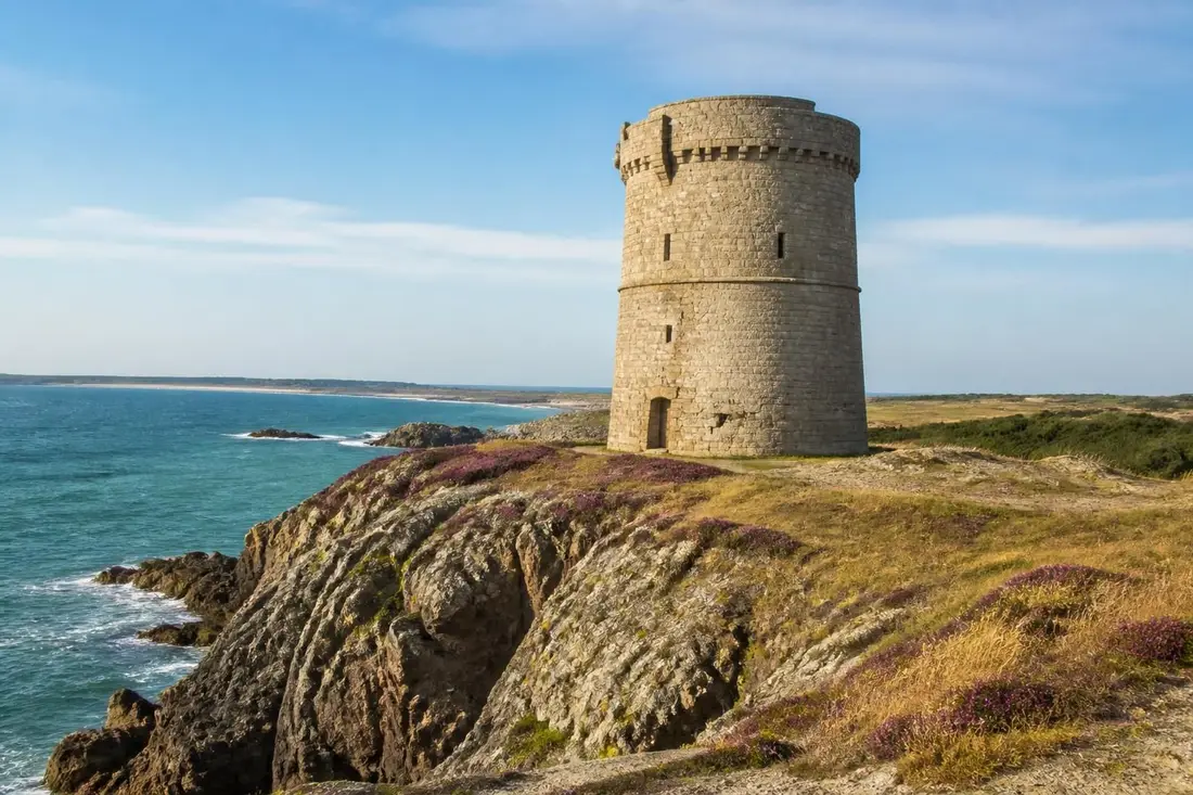 découvrez le tour de l'île d'houat avec notre guide complet pour explorer ce joyau du morbihan : conseils, itinéraires et incontournables pour une escapade réussie.