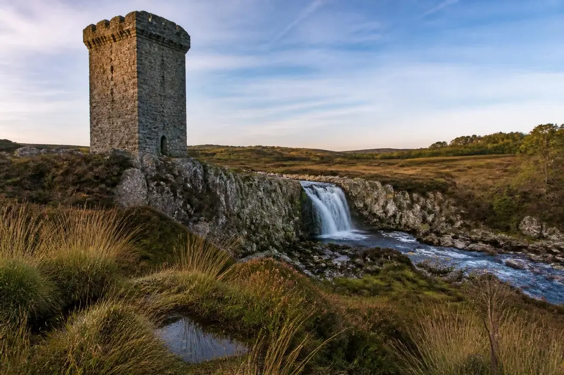 explorez le tour des cascades, landes et tourbières en creuse, un itinéraire naturel incontournable pour les amoureux de la nature et des paysages préservés.