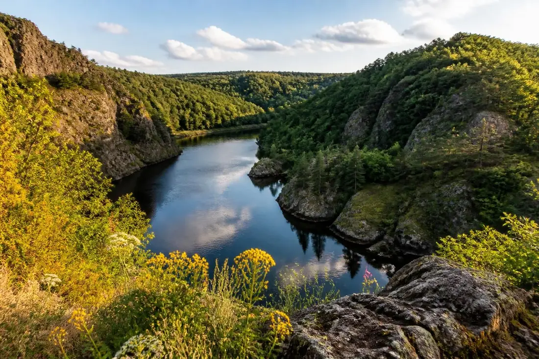 découvrez le tour des gorges de la loire en haute-loire, un itinéraire naturel exceptionnel mêlant paysages sauvages, randonnée et patrimoine à explorer absolument.