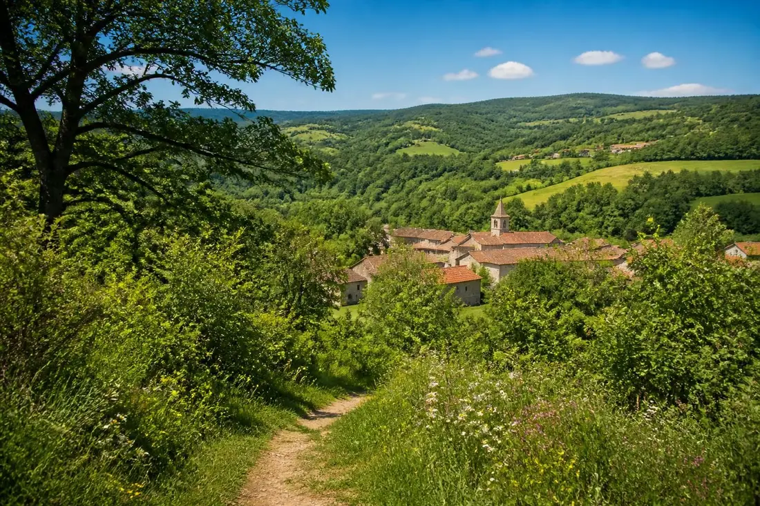 découvrez le tour des monts du lyonnais, un parcours alliant nature préservée et riche patrimoine à explorer. idéal pour les amateurs de randonnée et de découvertes culturelles.