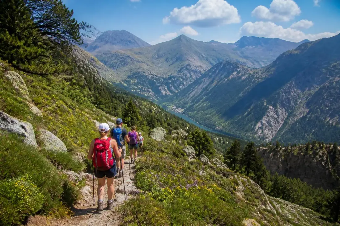 découvrez le guide complet du tour des pérics, une randonnée inoubliable entre pyrénées-orientales et ariège, avec conseils pratiques, itinéraires détaillés et paysages à couper le souffle.