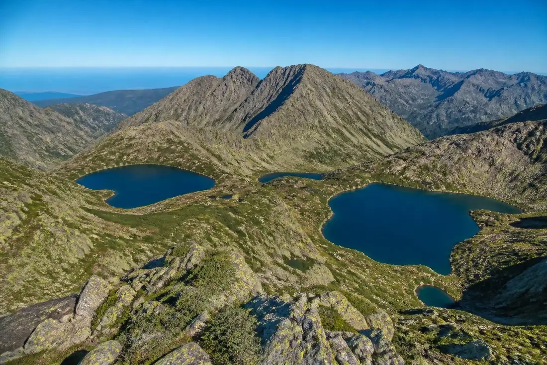 découvrez le tour des pérics, un guide complet pour une randonnée inoubliable entre pyrénées-orientales et ariège. itinéraires, conseils et astuces pour explorer ces paysages magnifiques.