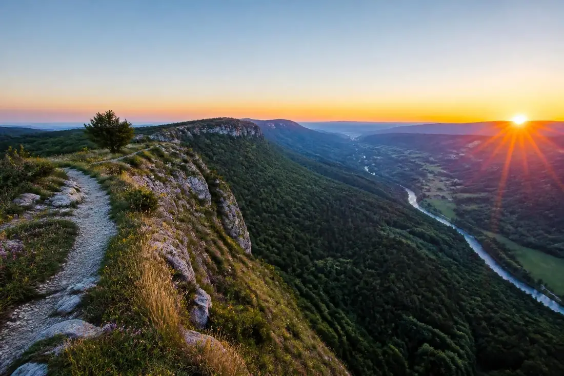 découvrez le tour du balcon du valromey, un itinéraire incontournable dans l'ain offrant paysages splendides et aventures en plein air.