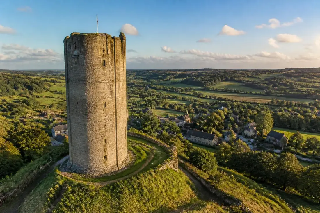 découvrez le tour du duché de normandie dans l’eure, un itinéraire captivant alliant patrimoine historique et paysages naturels magnifiques. partez à la découverte des trésors normands au cœur de la campagne.