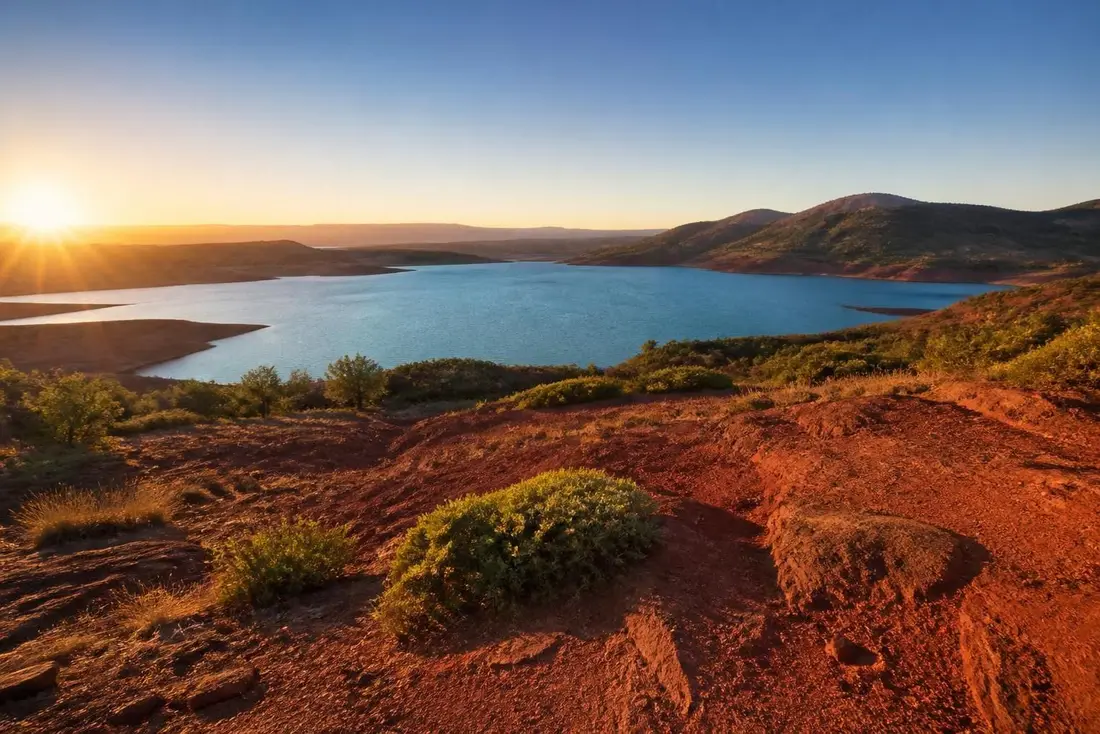 découvrez le tour du lac de salagou, une randonnée incontournable du hérault en 2026. profitez de paysages uniques, d'activités de plein air et d'une nature préservée pour une expérience inoubliable.