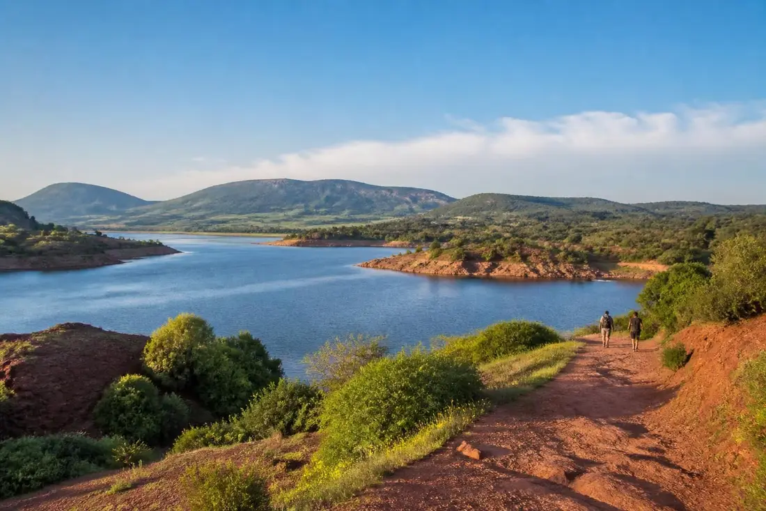 partez à l'aventure autour du lac de salagou en 2026 et explorez un site incontournable du hérault alliant nature, randonnées et paysages exceptionnels.
