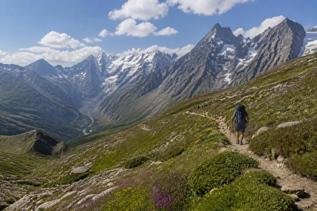 découvrez le guide complet du tour du parc national des écrins avec le gr®50 en hautes-alpes et isère : itinéraires, conseils pratiques, hébergements et points d'intérêt pour une randonnée inoubliable.