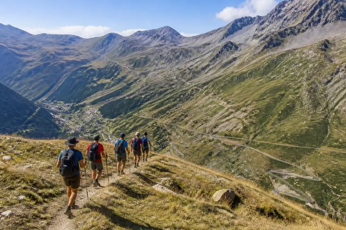 découvrez tout ce qu'il faut savoir sur le tour de france à pied, ses étapes incontournables, conseils et astuces pour une aventure inoubliable à travers les paysages emblématiques.