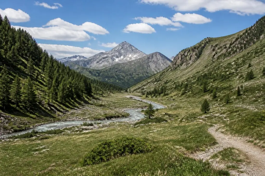 découvrez tout sur le tour du buëch, un itinéraire incontournable entre les hautes-alpes et la drôme : paysages, activités, conseils et points d'intérêt pour une aventure mémorable.