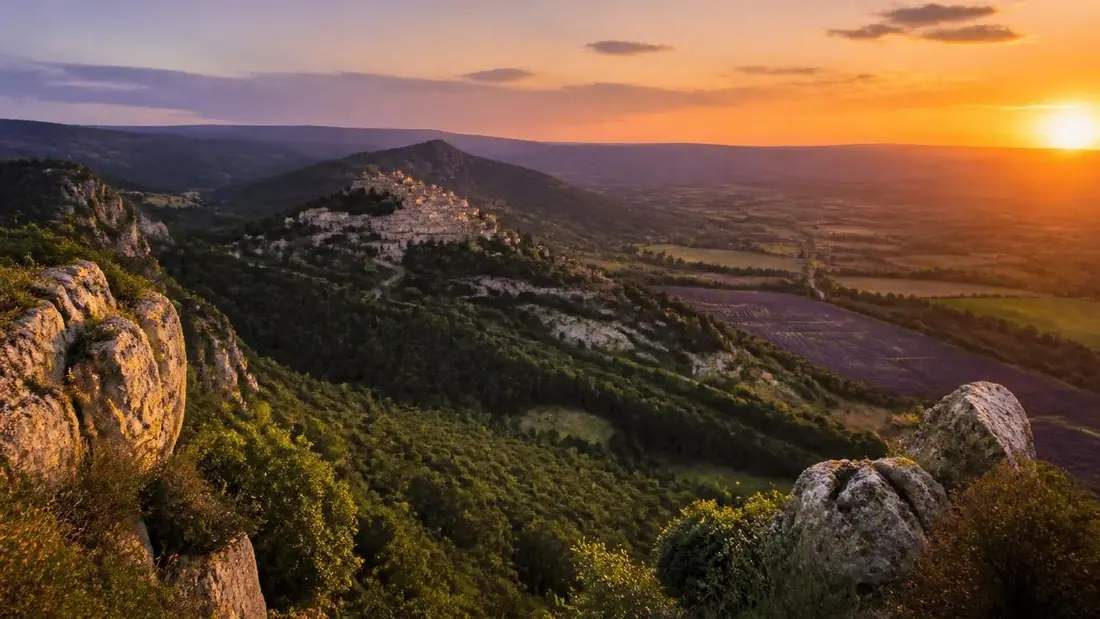 découvrez tout sur le tour du luberon, un itinéraire incontournable entre vaucluse et alpes-de-haute-provence, incluant paysages, activités et conseils pour profiter pleinement de cette belle région.