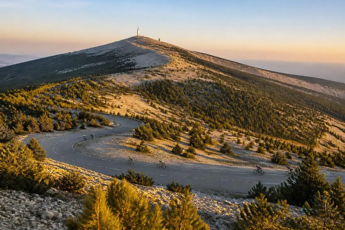 découvrez tout ce qu'il faut savoir pour réussir le tour du mont ventoux en drôme et vaucluse : itinéraires, conseils, points d'intérêt et infos pratiques.