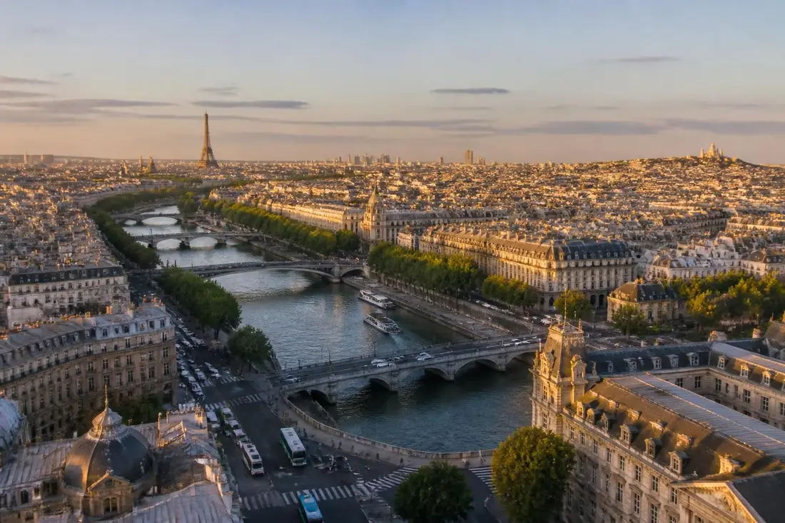 explorez paris autrement avec notre traversée est-ouest-nord et découvrez les trésors cachés et les panoramas uniques de la ville lumière.