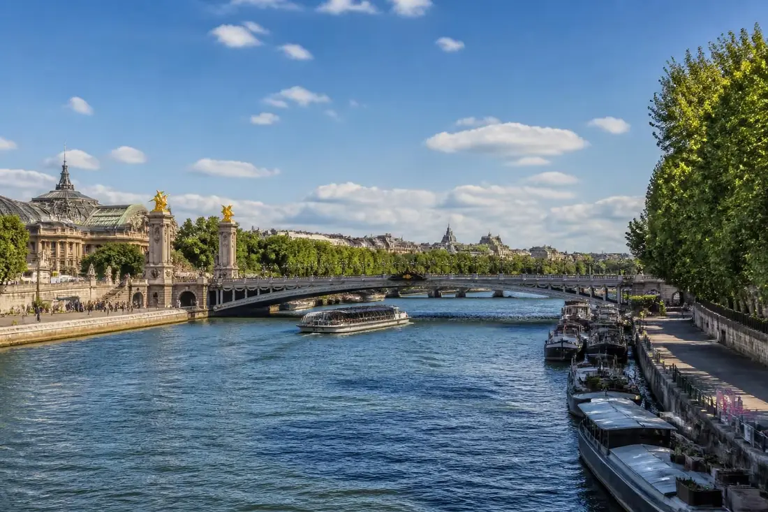 explorez paris d'ouest en est grâce à un itinéraire inédit qui vous fait découvrir les trésors cachés et les lieux emblématiques de la capitale française.