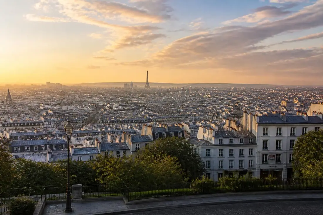 découvrez paris sous un nouvel angle avec notre guide complet pour une traversée ouest-est-sud. explorez les secrets et les incontournables de la capitale française autrement.