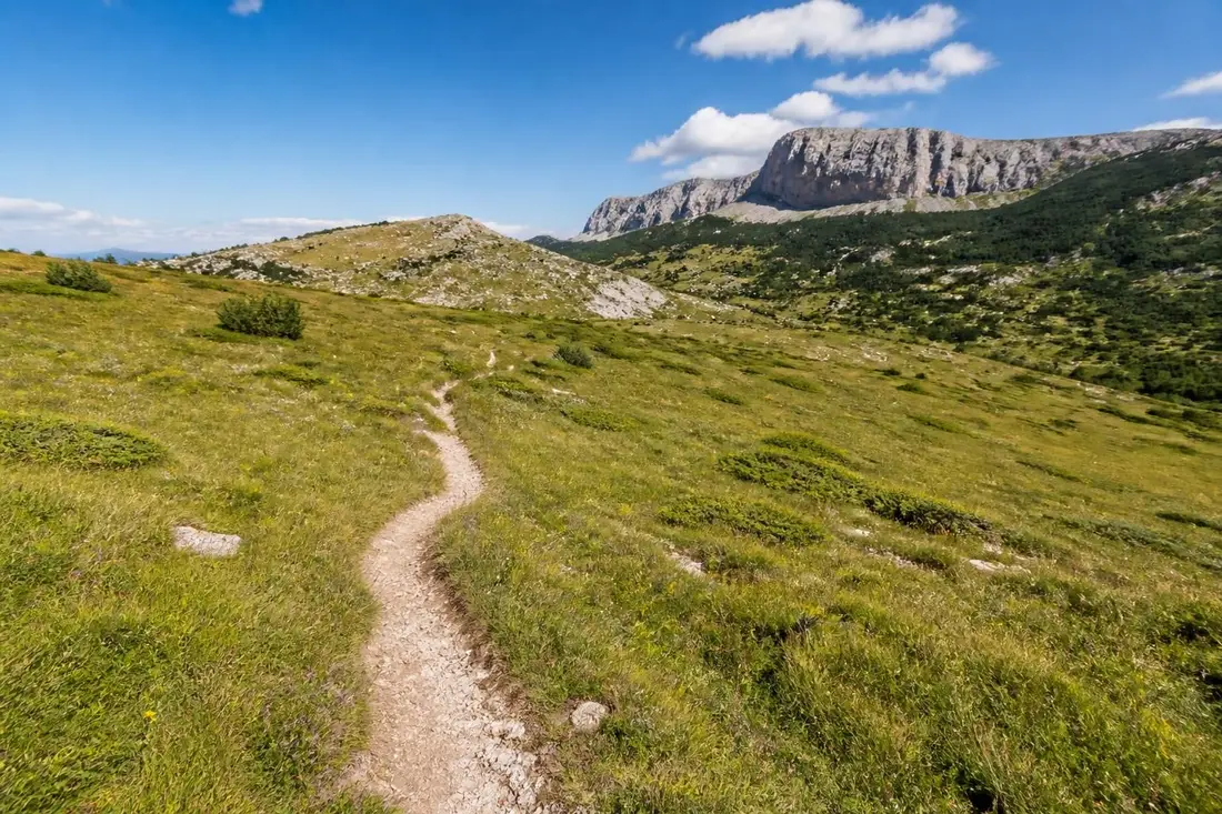 découvrez la traversée des hauts plateaux du vercors sur le gr®91 avec notre guide complet : itinéraire détaillé, conseils pratiques et astuces pour une randonnée inoubliable.